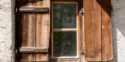 Beton Evin Ahşap Kapısı