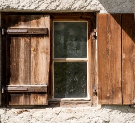 Beton Evin Ahşap Kapısı