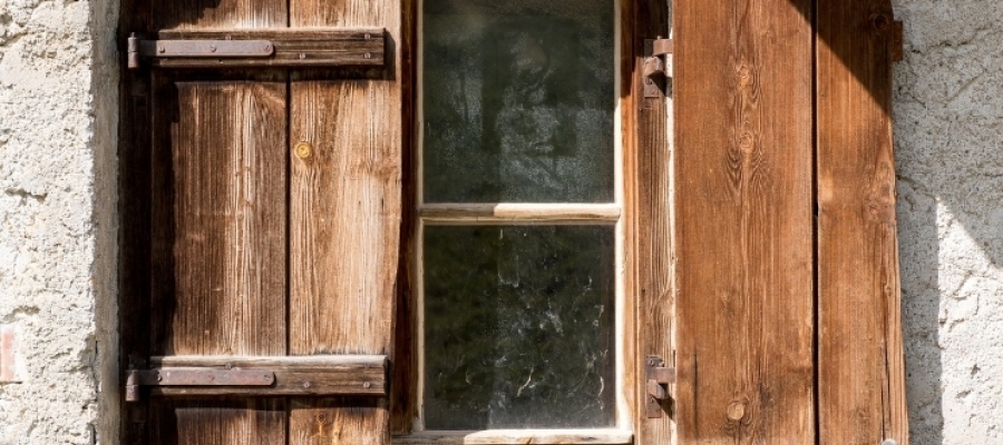 Beton Evin Ahşap Kapısı